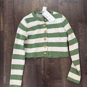 Super cute cropped woman’s long sleeve top